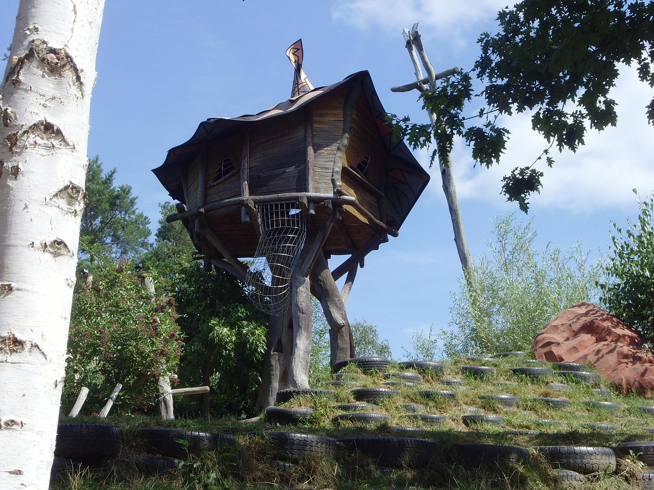 Man zaagt hout voor boomhutconstructie. Man zaagt hout voor boomhutconstructie.