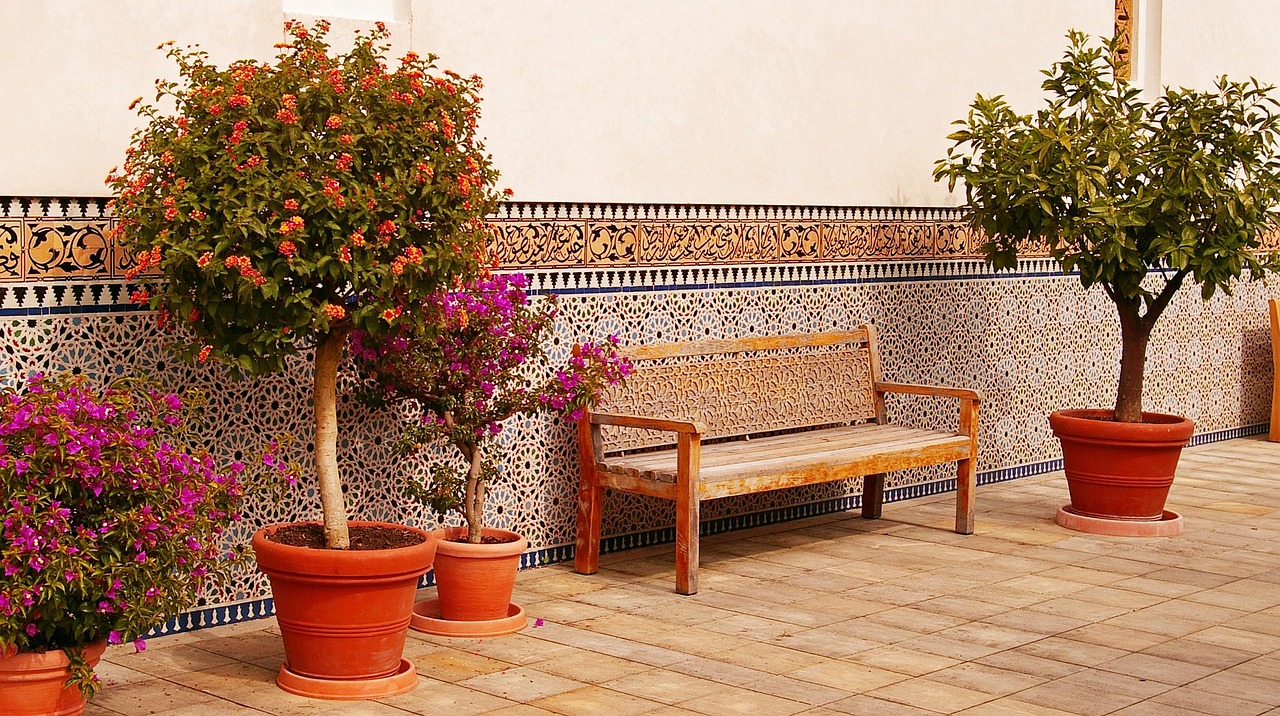 Oude veranda met rustieke terracottategels bestraat.
