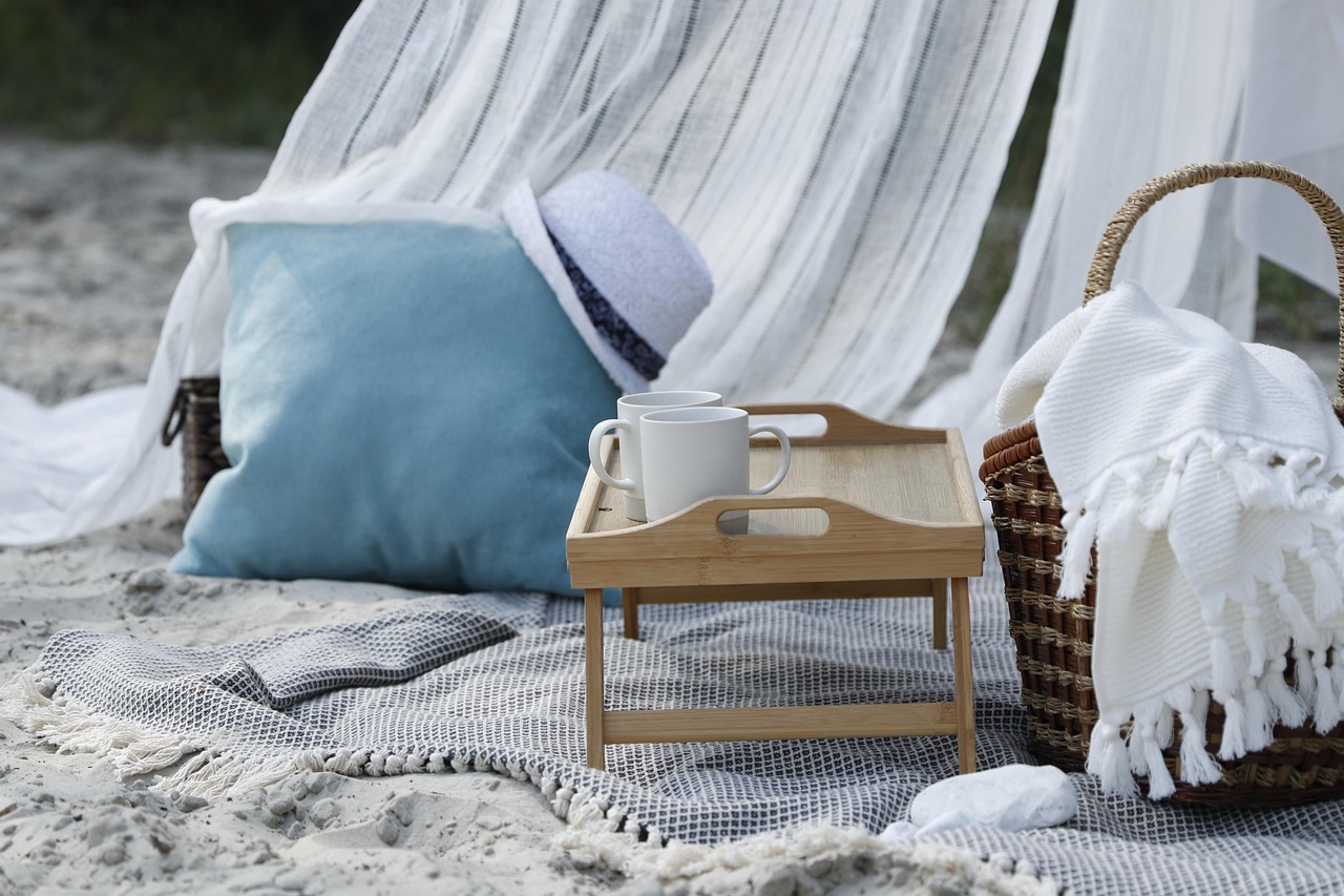 Ondergaande zon bij literaire picknick.