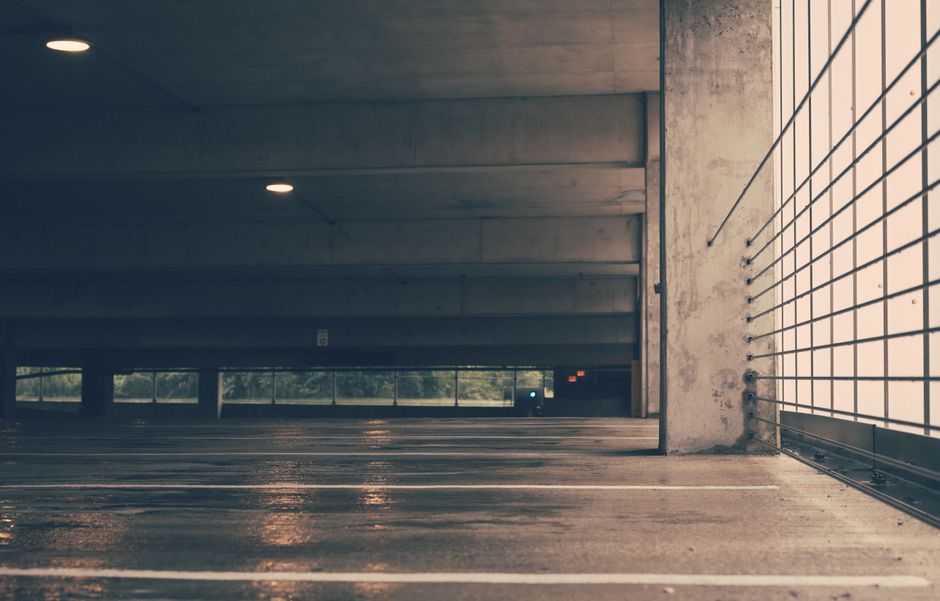 Zomerse woonkamer met gepolijste betonnen vloer. Zomerse woonkamer met gepolijste betonnen vloer.