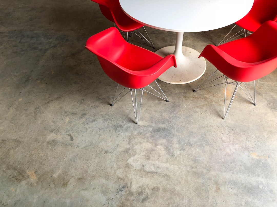 Glad gepolijst beton met moderne meubels. Glad gepolijst beton met moderne meubels.