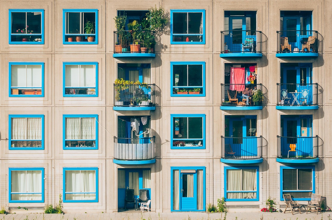 Mini-biosfeer met exotische planten op terras.