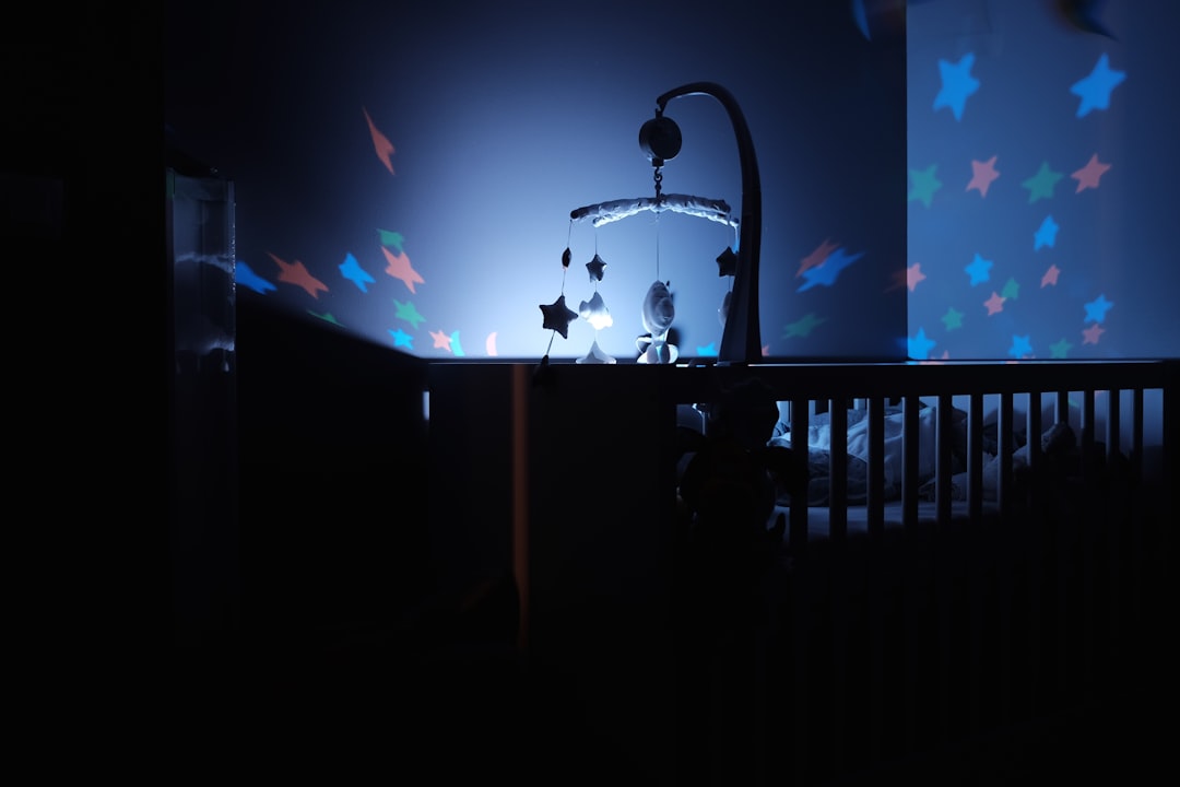 Zachte gordijnen met sterrenprint in babykamer. Zachte gordijnen met sterrenprint in babykamer.