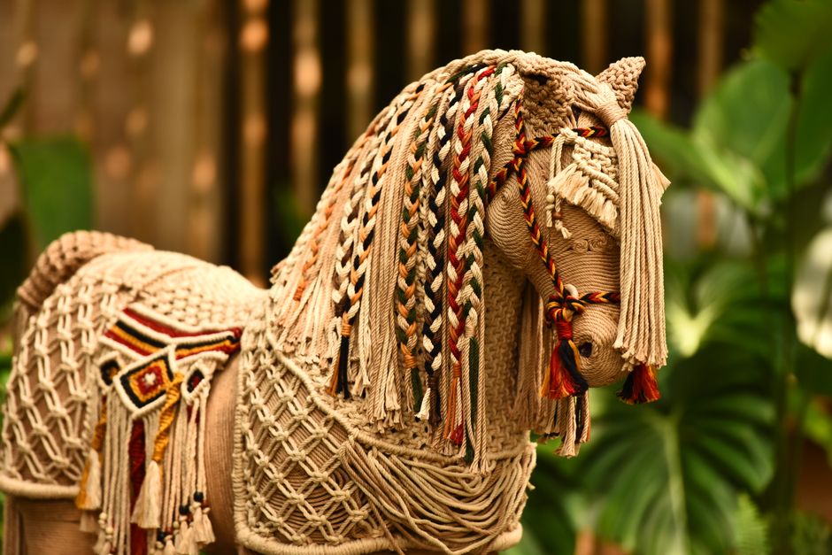 Handgemaakte macramé in lichte, frisse tinten. Handgemaakte macramé in lichte, frisse tinten.