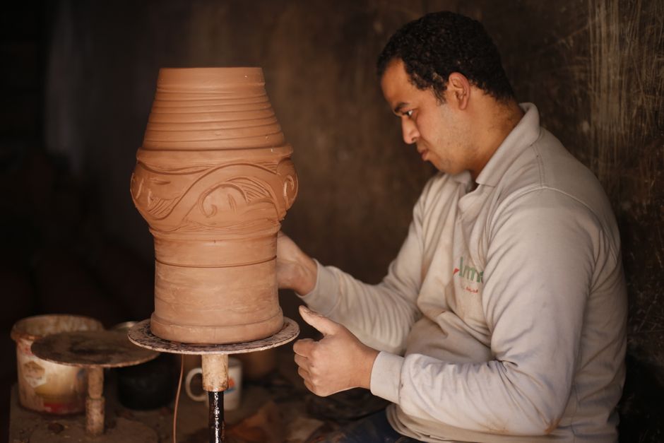 Handgemaakte terracotta lampion naast tuinpad. Handgemaakte terracotta lampion naast tuinpad.