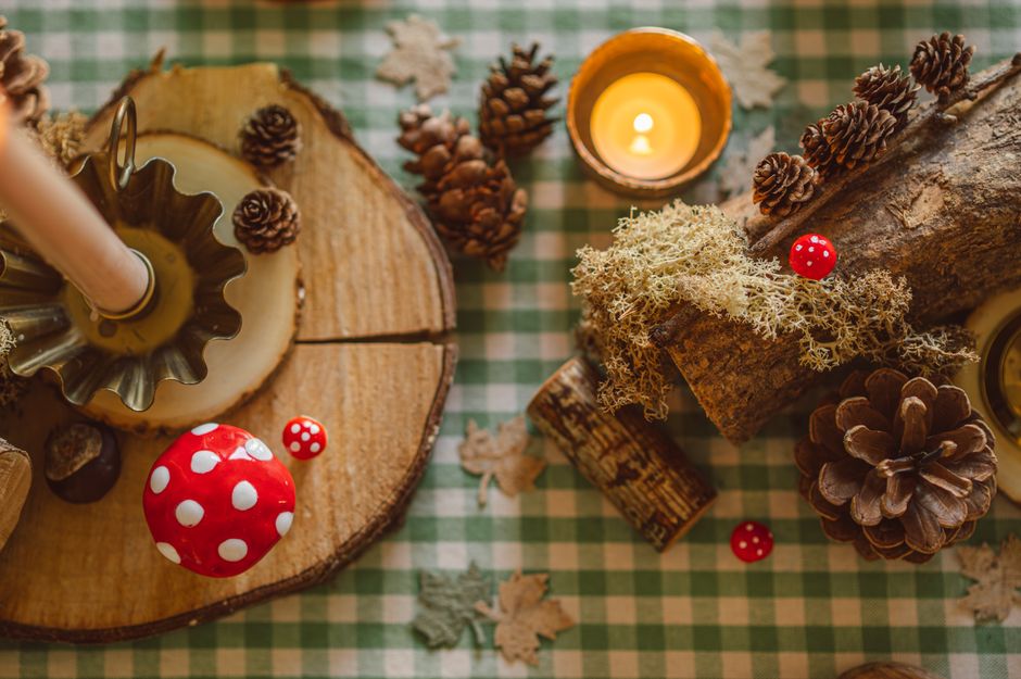 Decoratieve houten takken naast kaarsen en servies. Decoratieve houten takken naast kaarsen en servies.