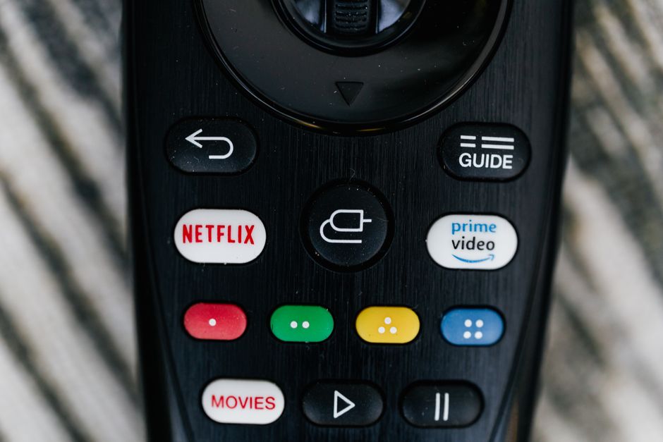Een slimme ventilator met smartphonebediening in de woonkamer. Een slimme ventilator met smartphonebediening in de woonkamer.