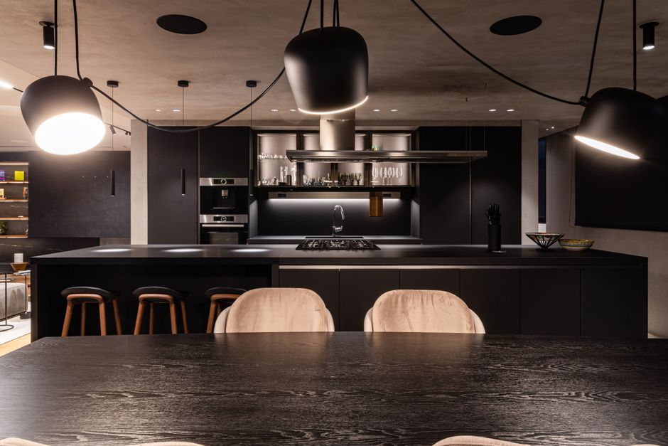 Minimalistische keuken met zwarte details.