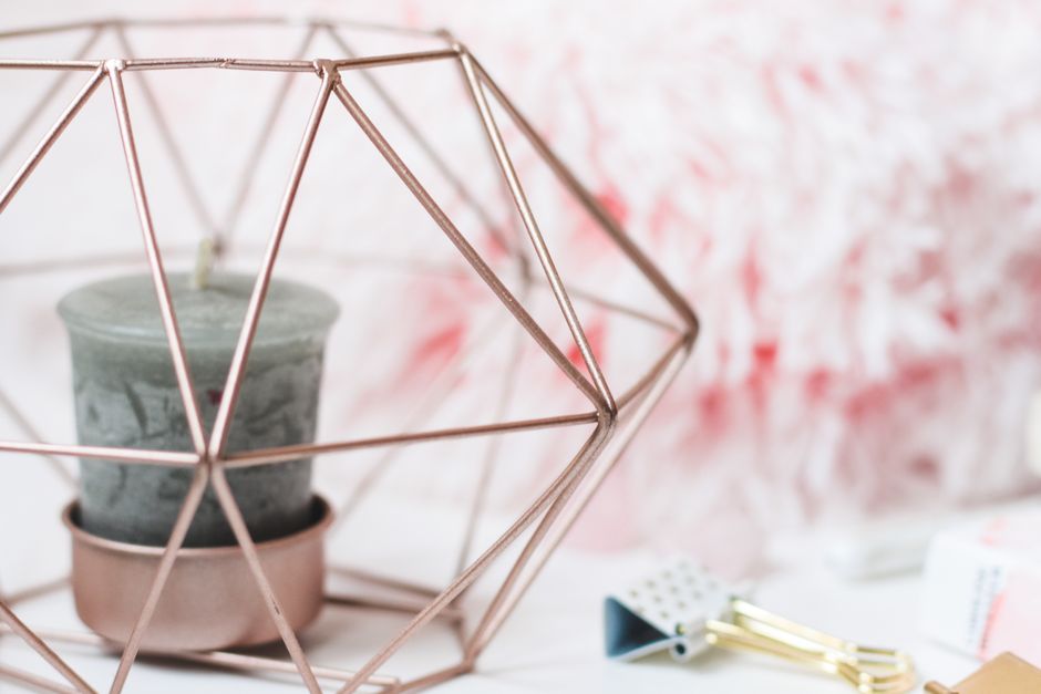 Minimalistische woonkamer met geometrische kandelaar. Minimalistische woonkamer met geometrische kandelaar.