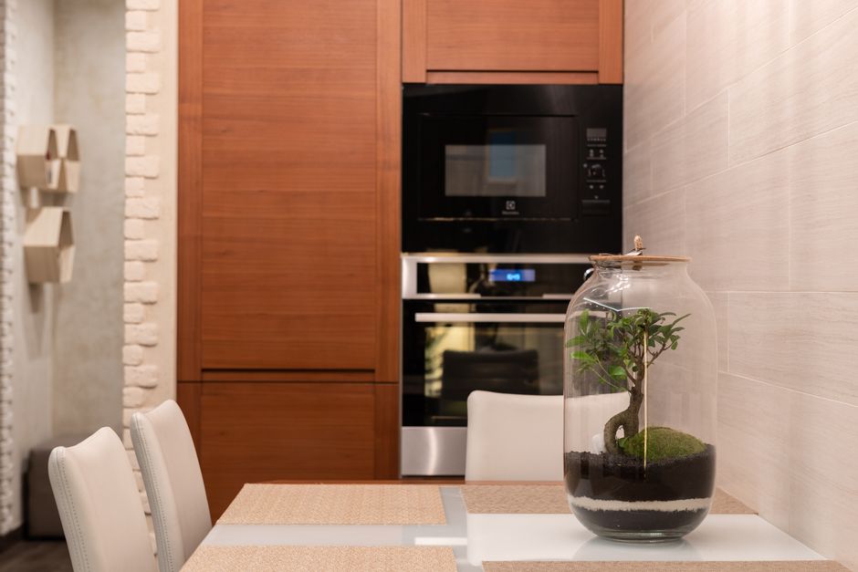 Moderne keuken, bamboe decor en groene planten. Moderne keuken, bamboe decor en groene planten.
