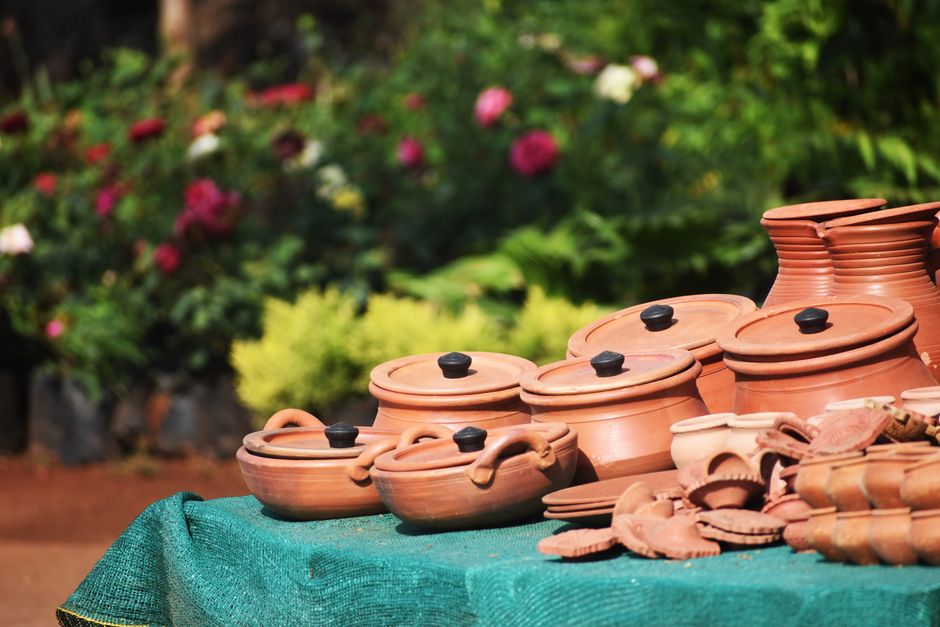 Handgemaakte terracotta schalen op houten tafel. Handgemaakte terracotta schalen op houten tafel.