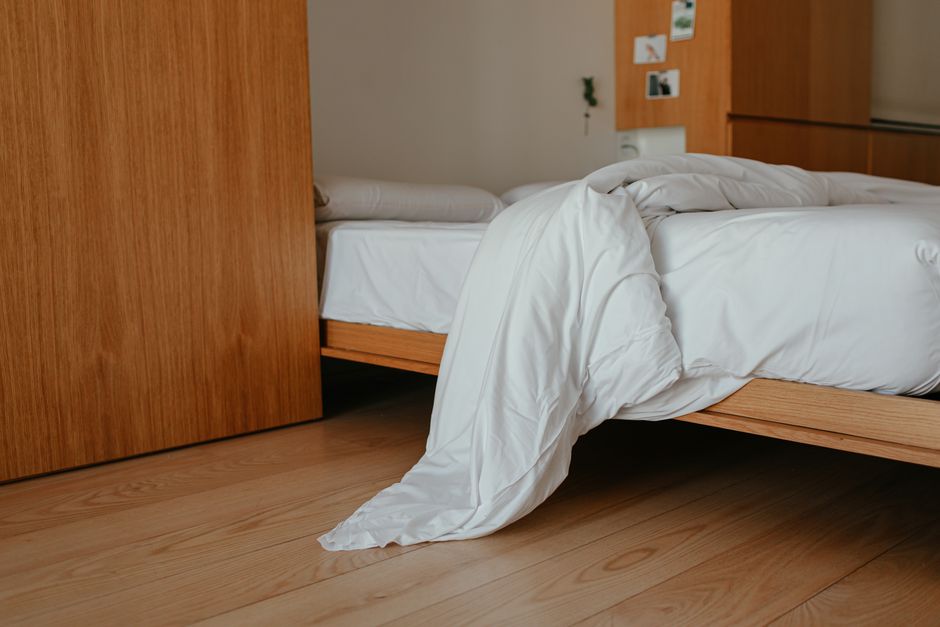 Organisch katoenlaken op serene slaapkamer